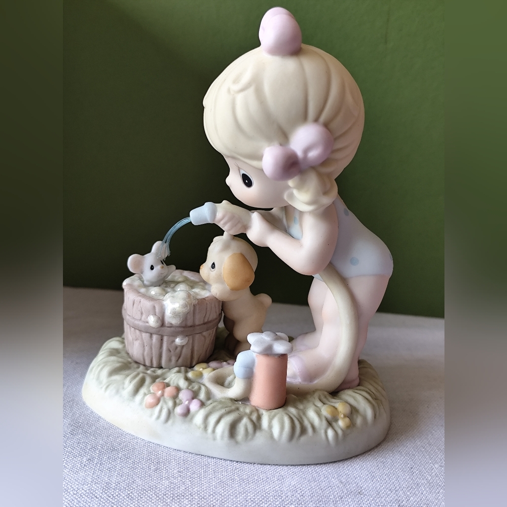 Precious Moments - SQUEAKY CLEAN - 2000 Century Circle Event Figurine - 731048